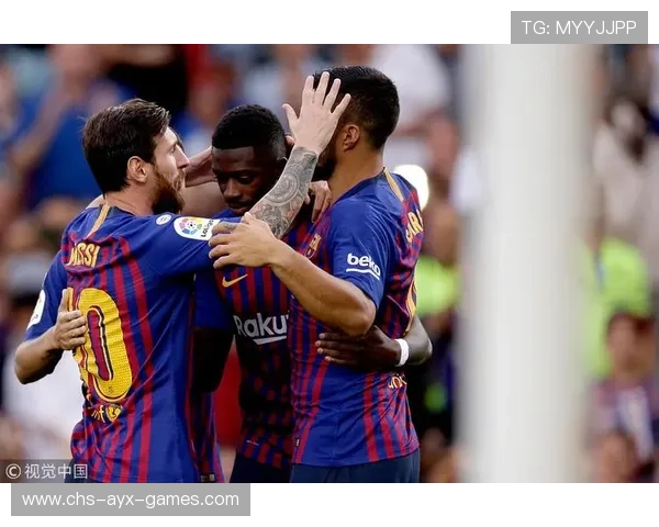 巴萨中路强突分边，边路传中精确落点，巴萨套中锋